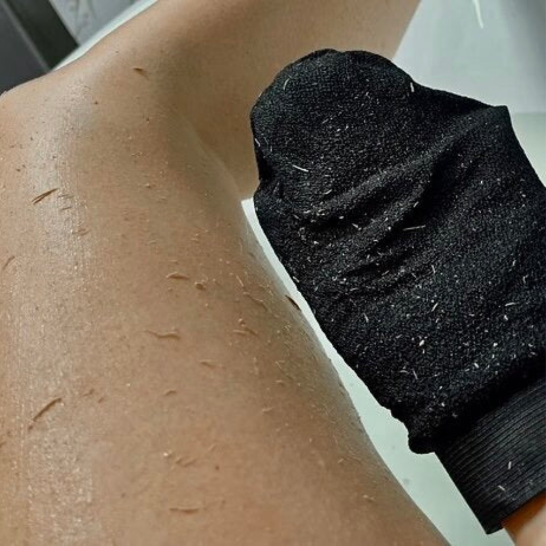 gant exfoliant, pour éliminer les peaux mortes, de couleur noir