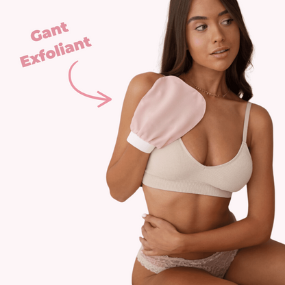 gant exfoliant, pour éliminer les peaux mortes, de couleur rose, avec une femme qui pose